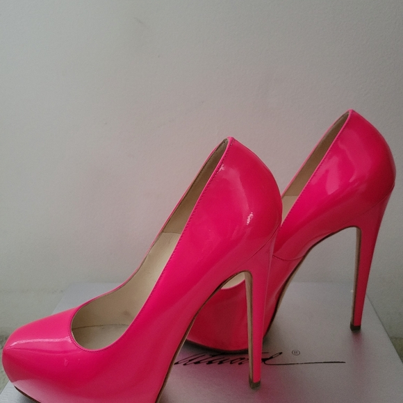 Brian Atwood patent hot pink heels - Picture 7 of 9